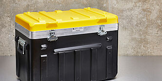 Transport cases protecting commuting packaging